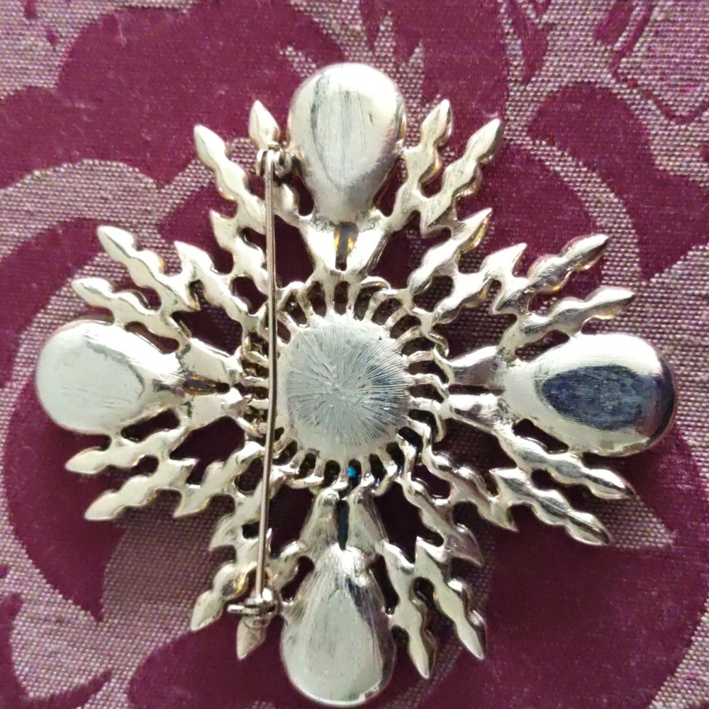 Elegant Faux Pearl and Crystal Brooch - Picture 4 of 6